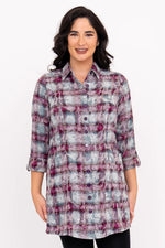 Load image into Gallery viewer, Woman wearing a plaid shirt on a white background
